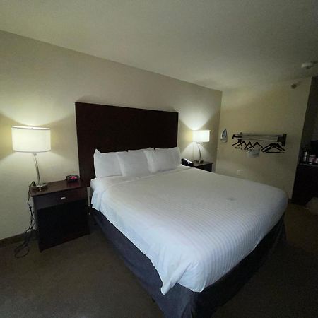 Amerivu Inn And Suites - Crookston Экстерьер фото