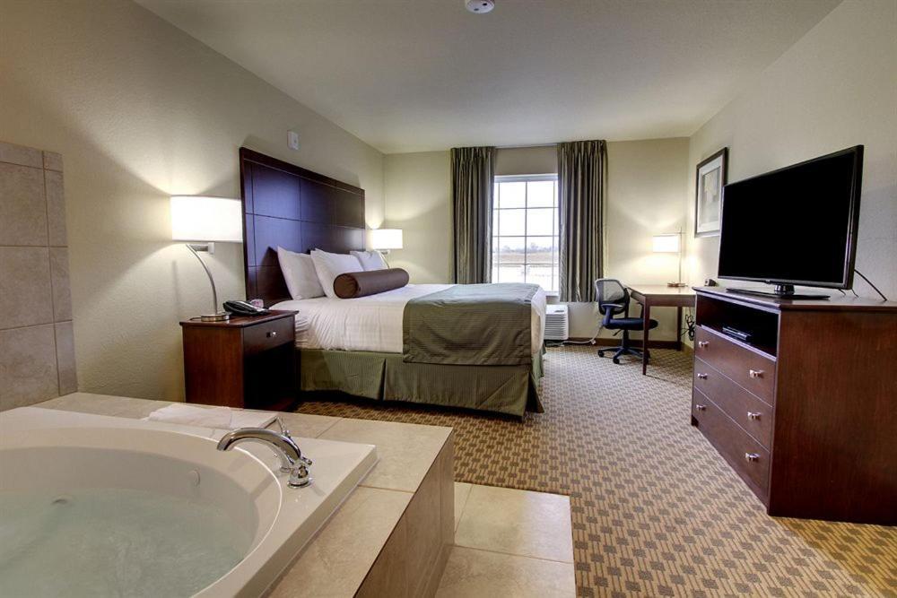 Amerivu Inn And Suites - Crookston Экстерьер фото