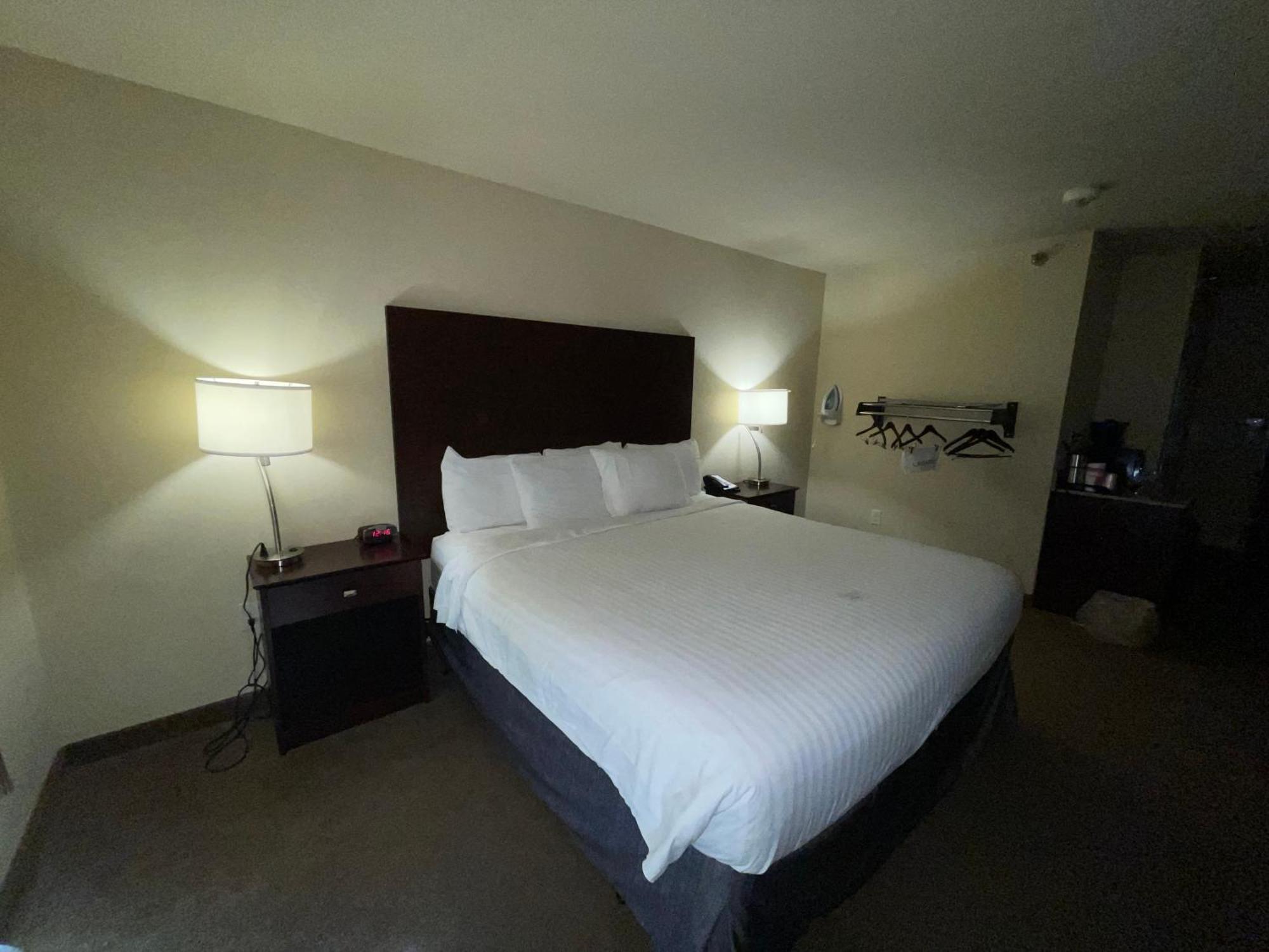 Amerivu Inn And Suites - Crookston Экстерьер фото