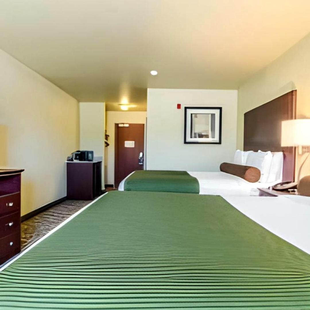 Amerivu Inn And Suites - Crookston Экстерьер фото