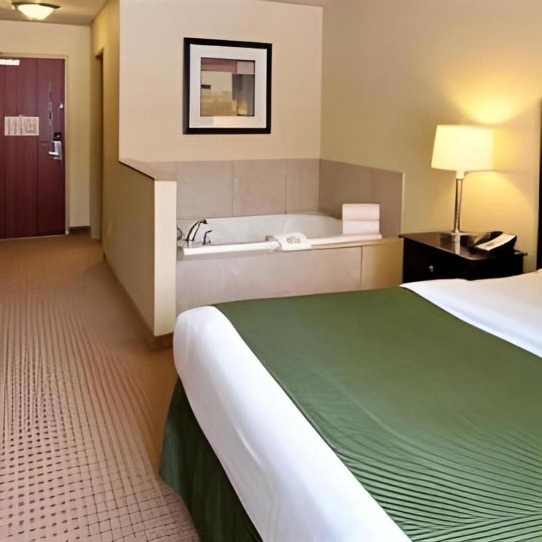 Amerivu Inn And Suites - Crookston Экстерьер фото