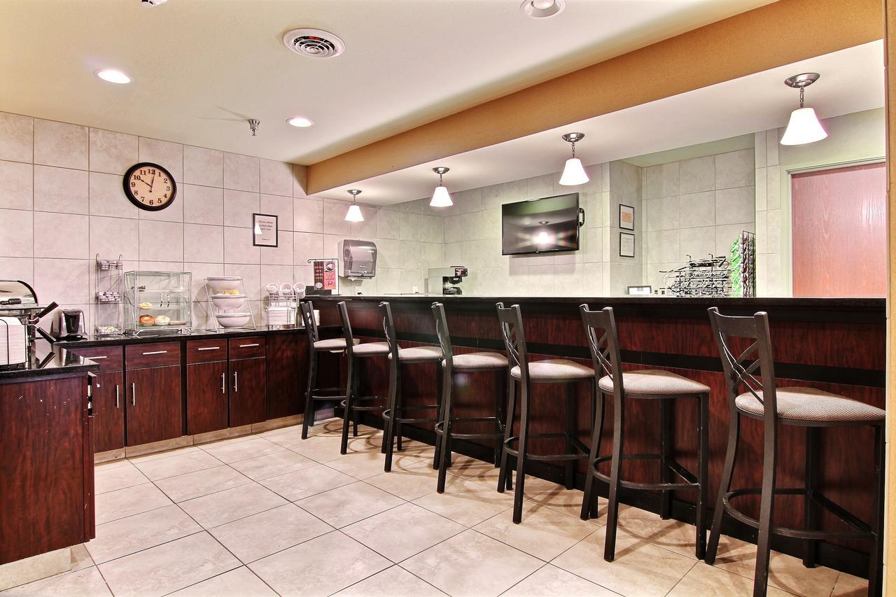 Amerivu Inn And Suites - Crookston Экстерьер фото