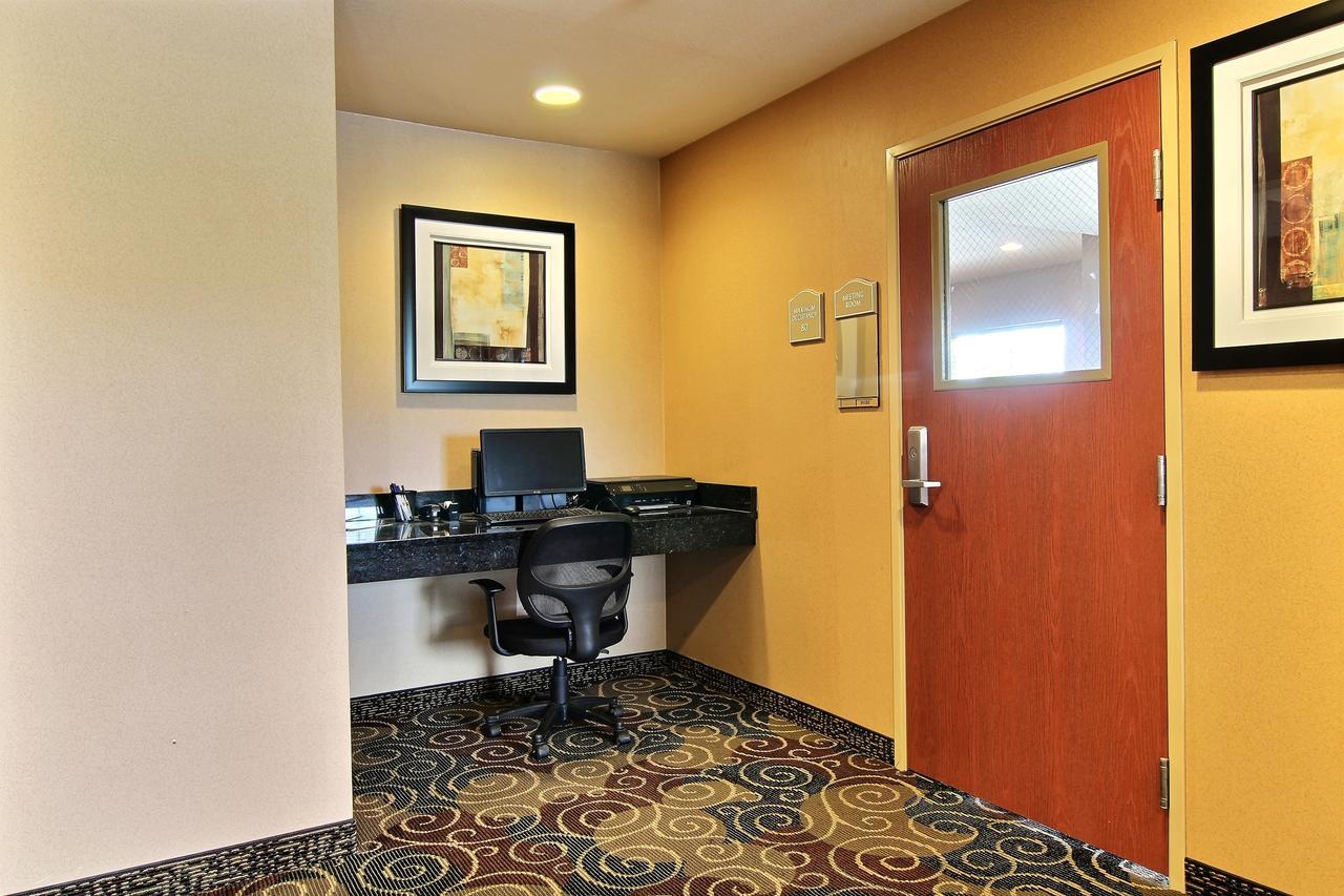 Amerivu Inn And Suites - Crookston Экстерьер фото