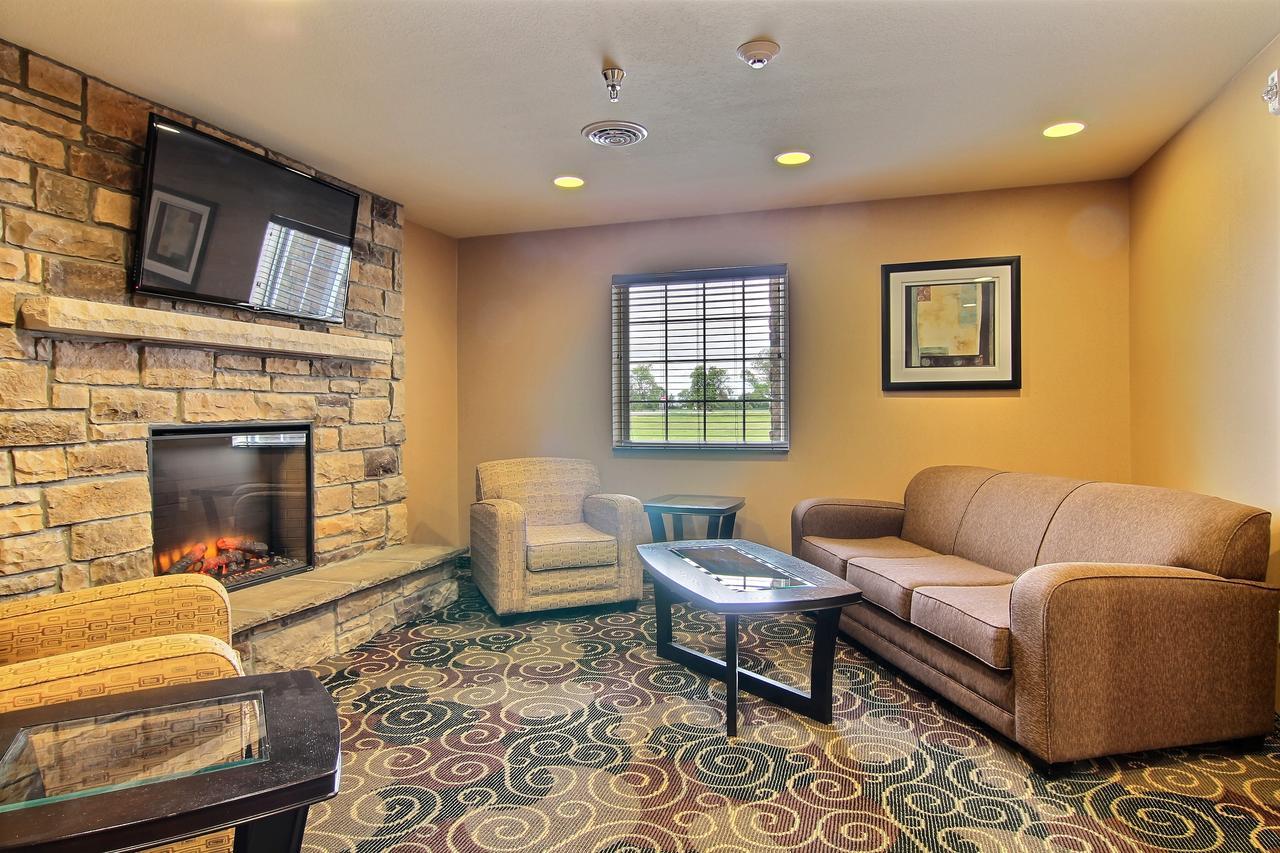 Amerivu Inn And Suites - Crookston Экстерьер фото