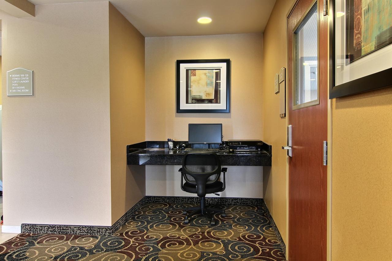 Amerivu Inn And Suites - Crookston Экстерьер фото