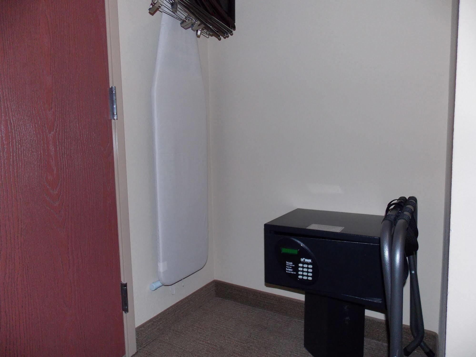 Amerivu Inn And Suites - Crookston Экстерьер фото