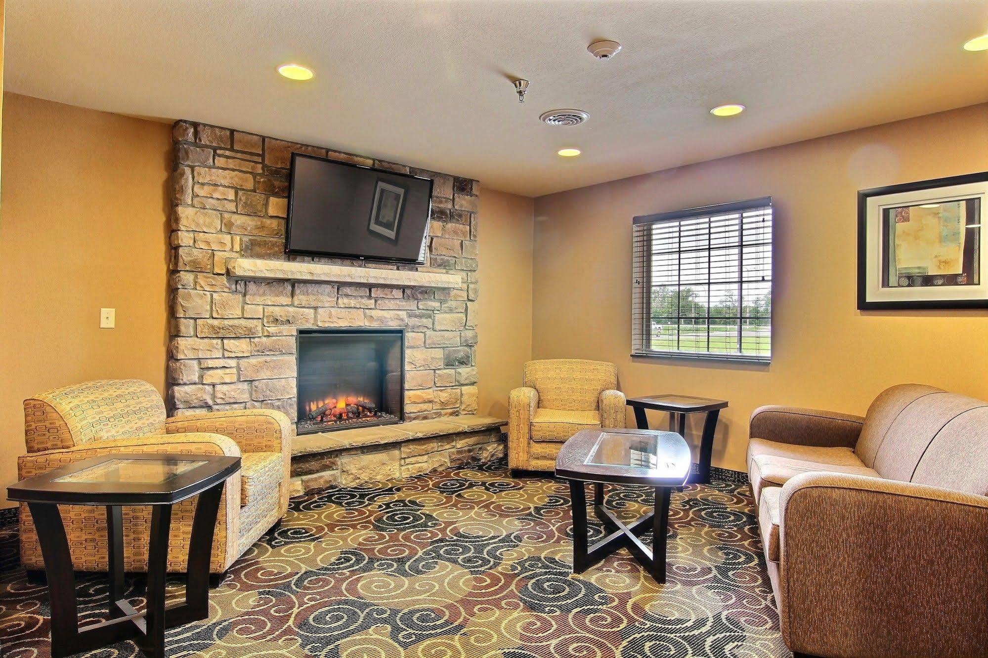 Amerivu Inn And Suites - Crookston Экстерьер фото