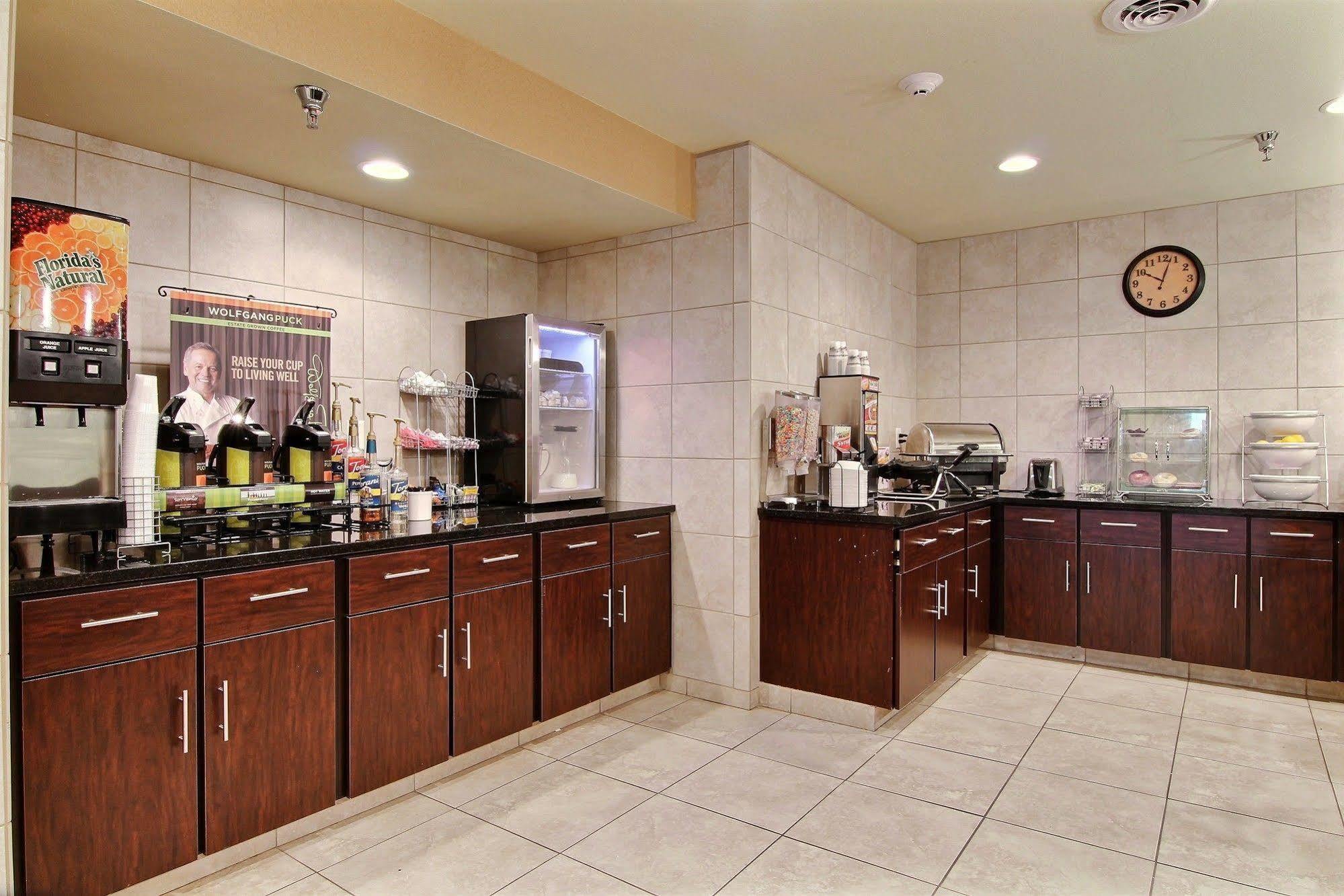 Amerivu Inn And Suites - Crookston Экстерьер фото
