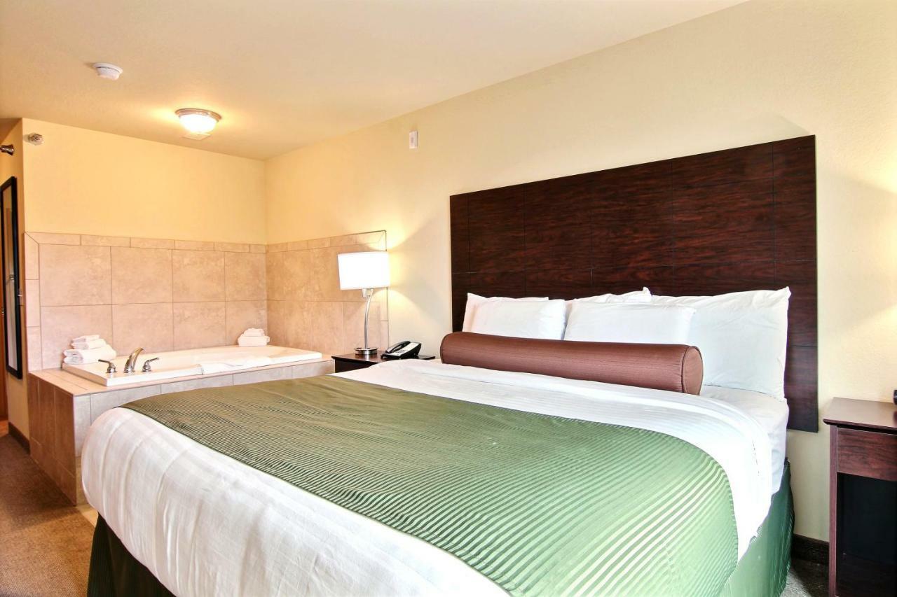 Amerivu Inn And Suites - Crookston Экстерьер фото